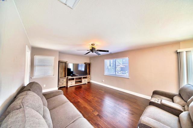 4516 Old Mill Ct, Salida CA: https://media.crmls.org/mediaz/393e967d-3692-4295-bd37-6f163f24b4ba.jpg