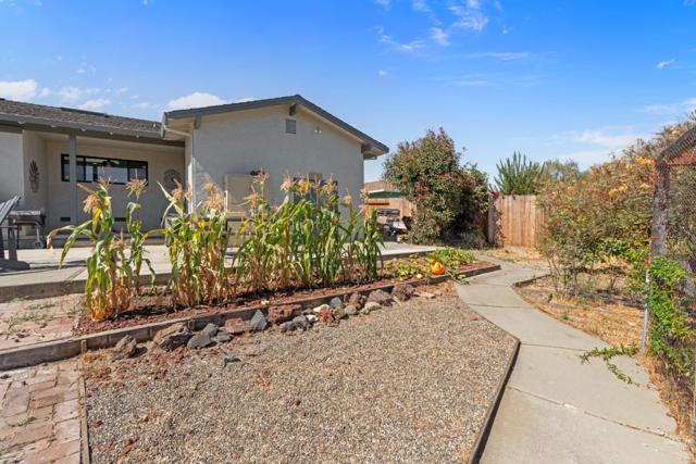 215 Rays Circle, Hollister CA: https://media.crmls.org/mediaz/393ea6d8-9c91-4aed-96f8-9c0fa63db407.jpg