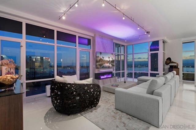 550 Front Street, San Diego CA: https://media.crmls.org/mediaz/39409506-8223-483b-a305-bcc006433c7c.jpg