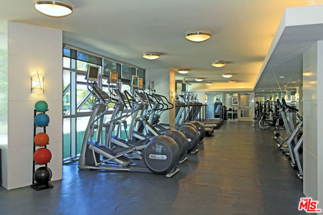 13700 Marina Pointe Drive, Marina del Rey CA: https://media.crmls.org/mediaz/39421106-8b29-41bf-b5ef-6a46baca9a91.jpg