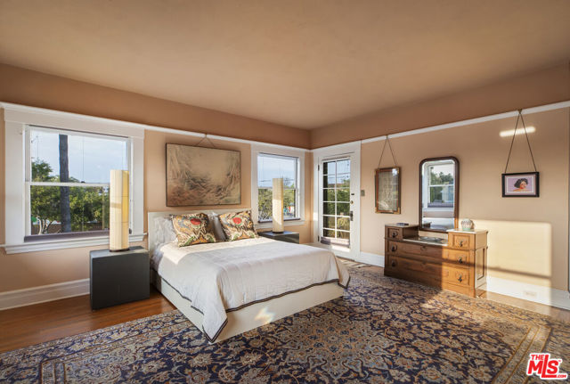 2102 W 24th Street, Los Angeles CA: https://media.crmls.org/mediaz/39427719-bfa1-4e13-8037-9306f73d498f.jpg