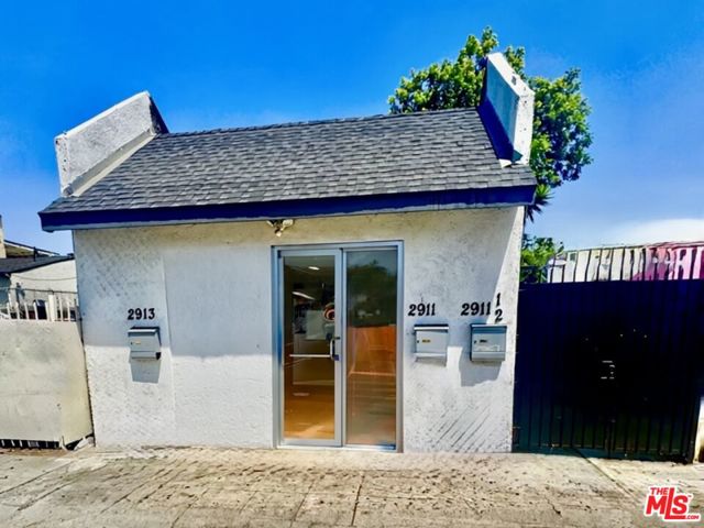 2911 W Florence Avenue, Los Angeles CA: https://media.crmls.org/mediaz/394349c7-4c43-419b-9dc5-8ff39926cda8.jpg