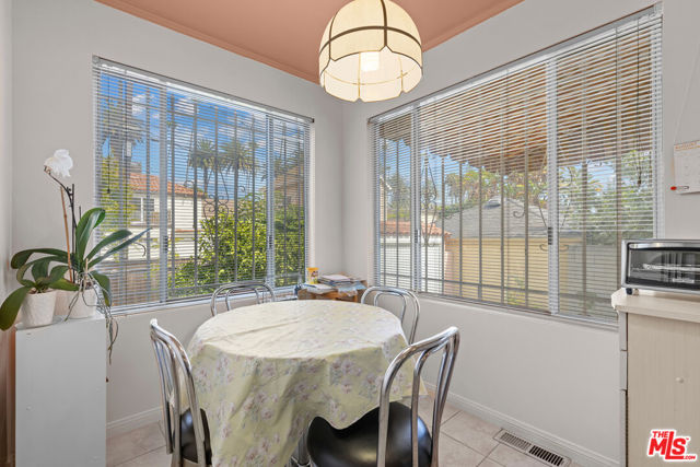 252 S Maple, Beverly Hills CA: https://media.crmls.org/mediaz/39434c83-77e4-44bb-b266-cfd1174e3947.jpg
