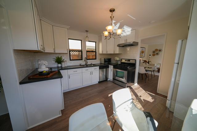 1308 Oxford Street, Redwood City CA: https://media.crmls.org/mediaz/39436ea9-80ca-49a8-b349-4b74e06a821e.jpg
