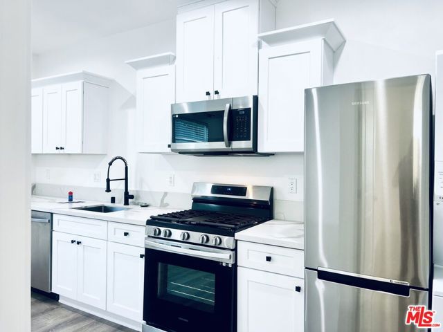 247 S CATALINA Avenue, Pasadena CA: https://media.crmls.org/mediaz/3943c82d-ae63-4ff7-bc08-1ce933b49358.jpg
