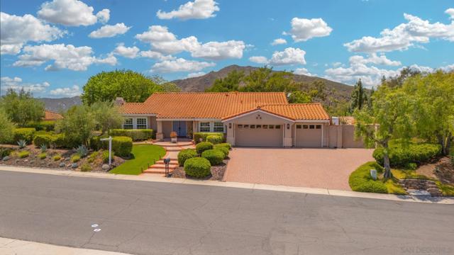 3445 Lomas Serenas Dr, Escondido CA: https://media.crmls.org/mediaz/3944433e-2d37-4138-ae61-926bdbaec9f3.jpg