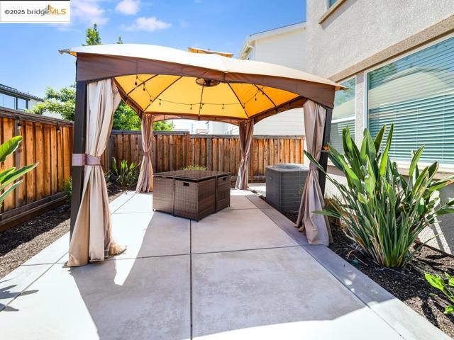 270 Guthrie Lane, Brentwood CA: https://media.crmls.org/mediaz/39445820-723b-47b7-a0a5-174281d36f4e.jpg
