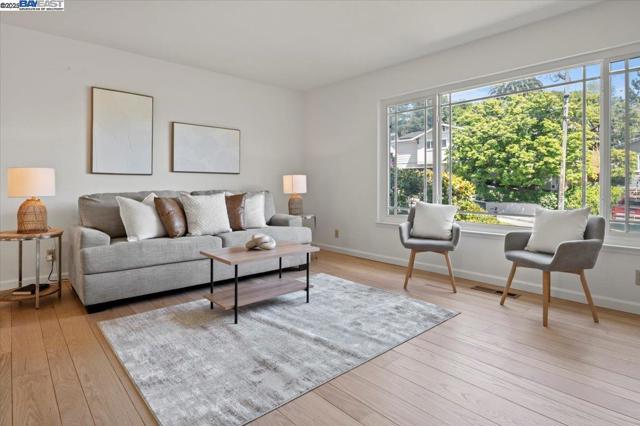 3554 Arcadian Ct, Castro Valley CA: https://media.crmls.org/mediaz/3944b24c-59ce-4d35-b147-acff41ff07ba.jpg