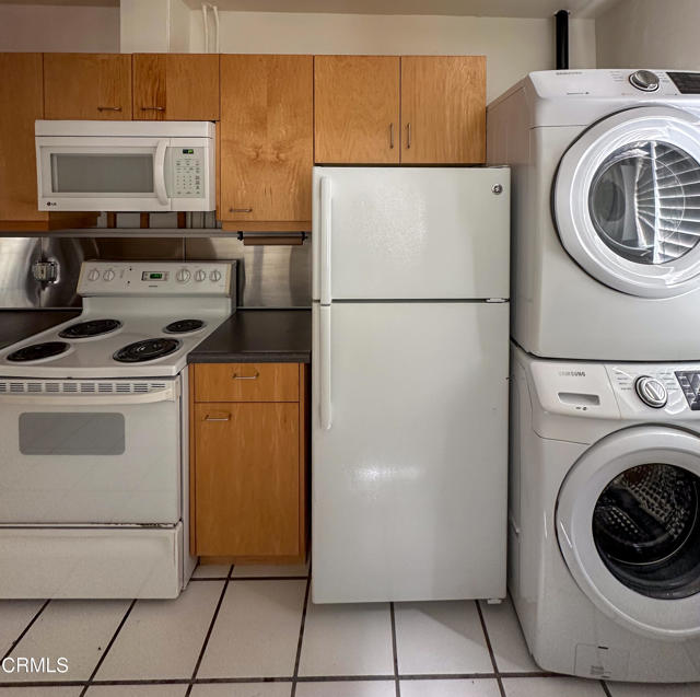 982 N Hoover Street, Silver Lake CA: https://media.crmls.org/mediaz/39450427-c6b2-4bab-a42f-edd240fed2b8.jpg