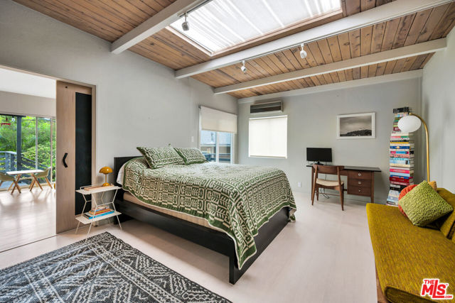380 Tamarac Drive, Pasadena CA: https://media.crmls.org/mediaz/3945499a-ffd1-4b46-b21c-f6f1886b29ea.jpg