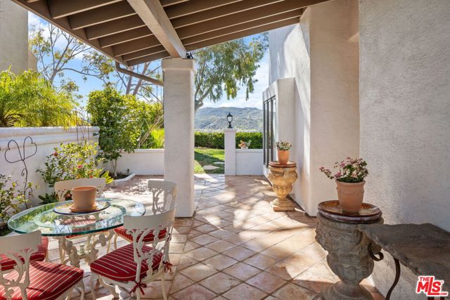 24464 Park Granada, Calabasas CA: https://media.crmls.org/mediaz/3945f337-2aa1-4469-a810-e9e70de24b1e.jpg