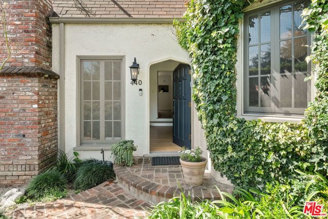 440 19th Street, Santa Monica CA: https://media.crmls.org/mediaz/3945f5c7-69ef-411c-aa4f-3831428c1df0.jpg