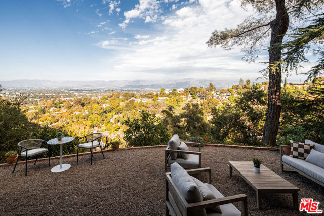 3720 Alta Mesa Drive, Studio City CA: https://media.crmls.org/mediaz/39464d7b-a68c-4c4b-b327-839554962bd8.jpg
