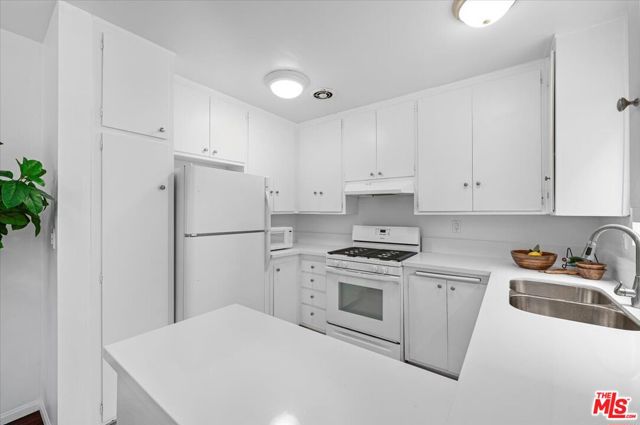 1101 Lincoln Boulevard, Santa Monica CA: https://media.crmls.org/mediaz/39475c3d-d886-48ae-907a-949265a0a02c.jpg