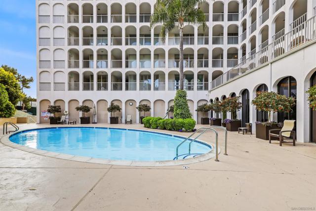1001 Genter St, La Jolla CA: https://media.crmls.org/mediaz/394774d2-8a87-4b5b-aaa0-38cb94762f17.jpg