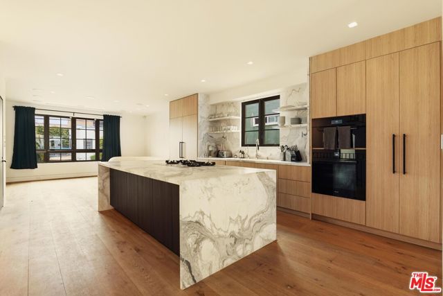 2205 Ocean Front Walk, Venice CA: https://media.crmls.org/mediaz/39486128-a4d3-4275-809e-02516f701ace.jpg