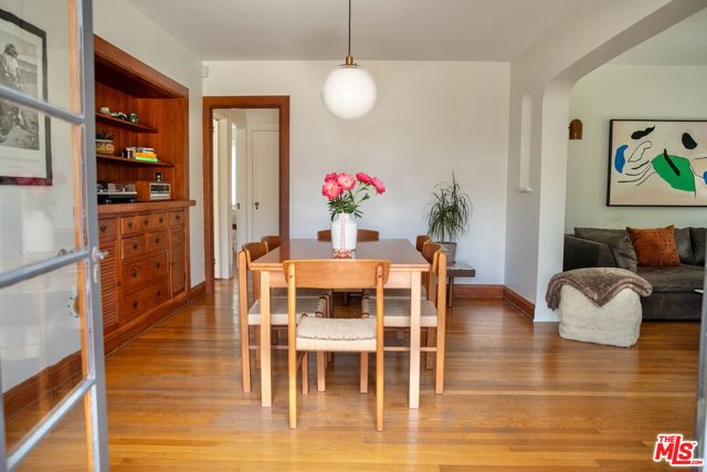 898 N Chester Avenue, Pasadena CA: https://media.crmls.org/mediaz/39486ad5-ad04-49cb-8836-bdec6a687a39.jpg