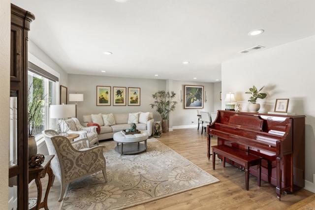 Detail Gallery Image 4 of 38 For 1951 Belmore Ct, El Cajon,  CA 92020 - 4 Beds | 2/1 Baths