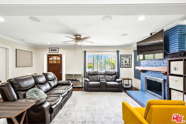 5342 Lemon Grove Avenue, Los Angeles CA: https://media.crmls.org/mediaz/394a2b5a-5b61-40b6-a99e-32cb503af4d3.jpg