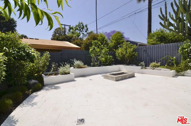 9342 Debra Avenue, North Hills CA: https://media.crmls.org/mediaz/394a2de8-2030-4137-b765-0d9bd57a1f4d.jpg
