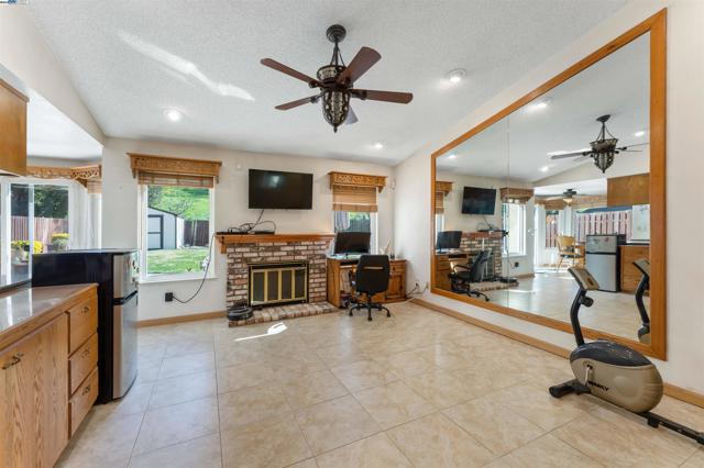2901 Larkspur Dr., Antioch CA: https://media.crmls.org/mediaz/394afc39-61ce-4e3d-8e50-8547ba42e3a4.jpg