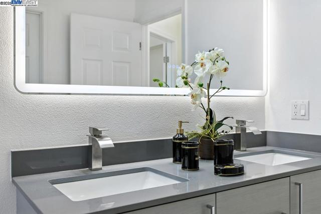1739 E 22Nd St, Oakland CA: https://media.crmls.org/mediaz/394b1717-5237-4201-aa1c-e3c241dbae52.jpg