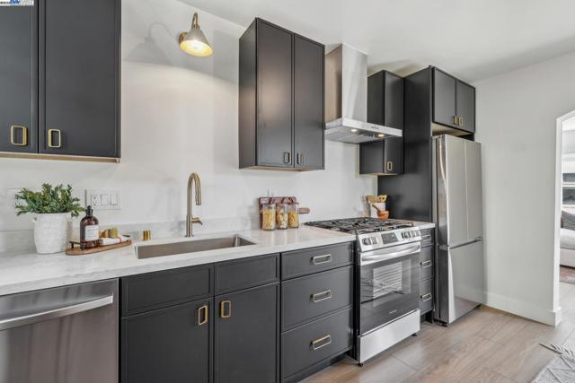 1129 WELLINGTON STREET, Oakland CA: https://media.crmls.org/mediaz/394bc8ce-61d2-44ff-a1ea-2703d67427b2.jpg