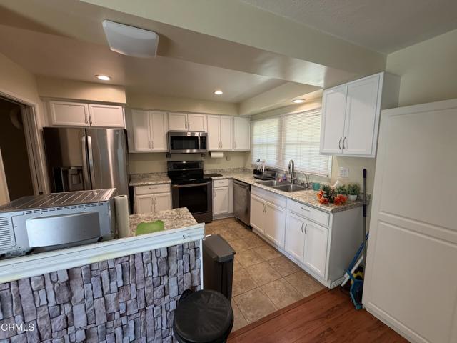 Detail Gallery Image 2 of 3 For 1074 Colina Vt, Ventura,  CA 93003 - 4 Beds | 2/1 Baths