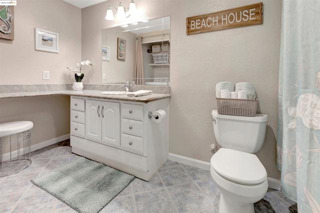 22192 Rim Pointe,  CA: https://media.crmls.org/mediaz/394c3834-108f-40a2-a77e-e74b76c45f42.jpg
