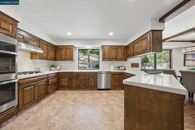 3938 Los Arabis Dr, Lafayette CA: https://media.crmls.org/mediaz/394e30e9-33f3-4bbf-990c-2e25cd6db9d0.jpg