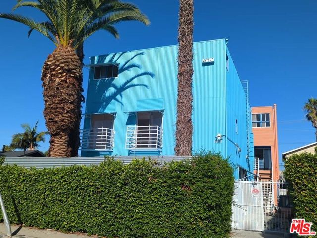 915 Broadway Street, Venice CA: https://media.crmls.org/mediaz/394f1911-155a-4d6c-accd-1b50fd68ac6c.jpg
