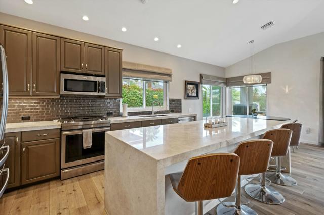 73112 Bel Air, Palm Desert CA: https://media.crmls.org/mediaz/3950d258-86ff-4166-b070-0b42bfae1e4f.jpg