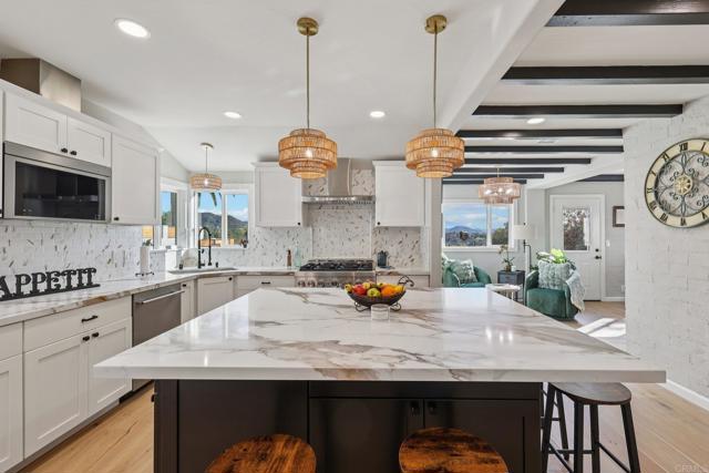 Detail Gallery Image 4 of 75 For 2235 Gum Tree Ln, Fallbrook,  CA 92028 - 4 Beds | 3 Baths