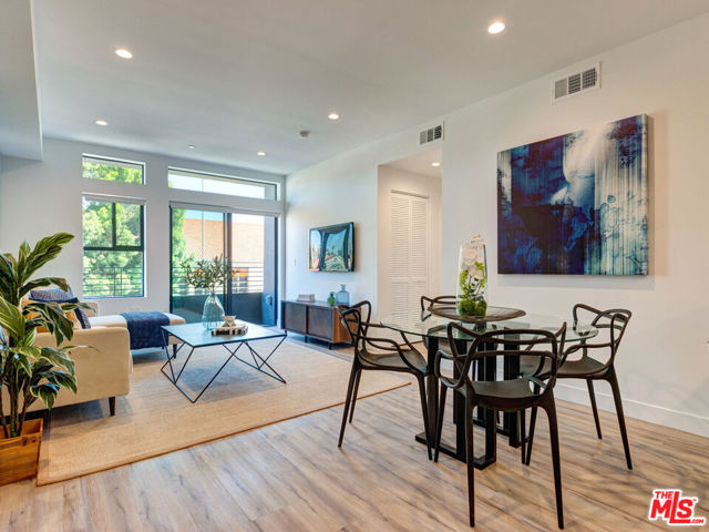 338 N Mariposa Avenue, Los Angeles CA: https://media.crmls.org/mediaz/39512d82-899d-4bd6-b615-2f2ebfece6fe.jpg