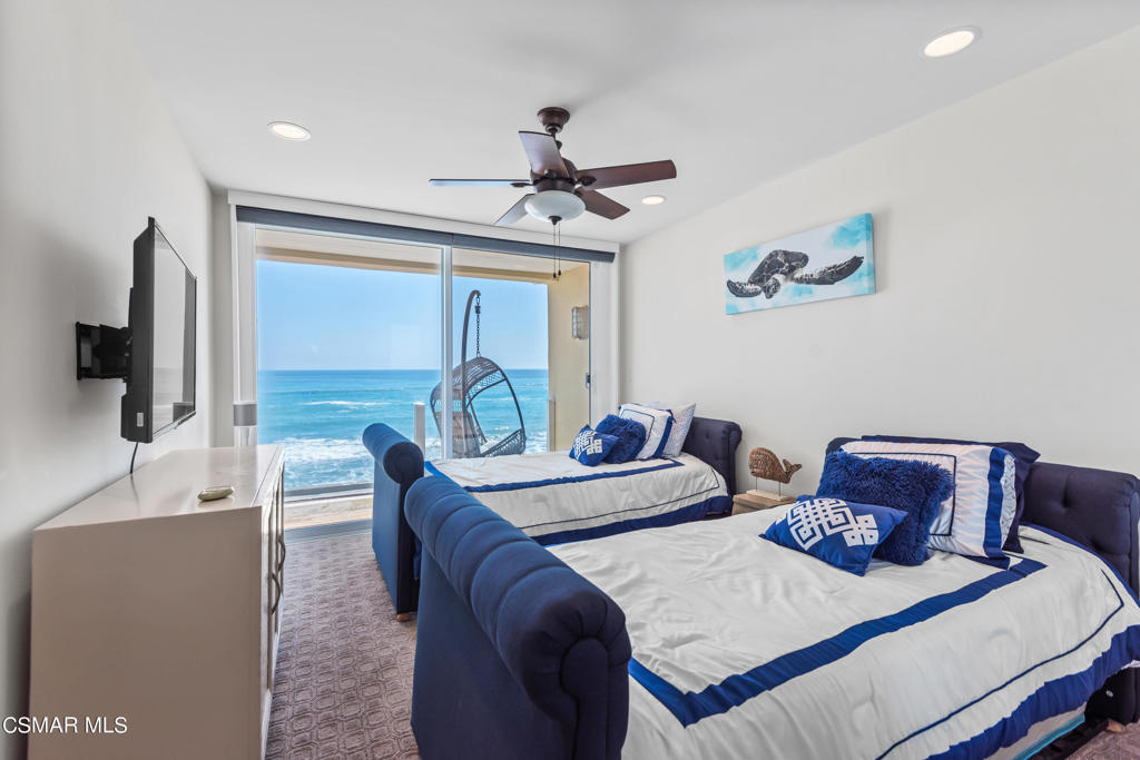 https://media.crmls.org/mediaz/3951300d-1353-4967-9ea8-94c1ea4ae9ef.jpg?preset=X-Large