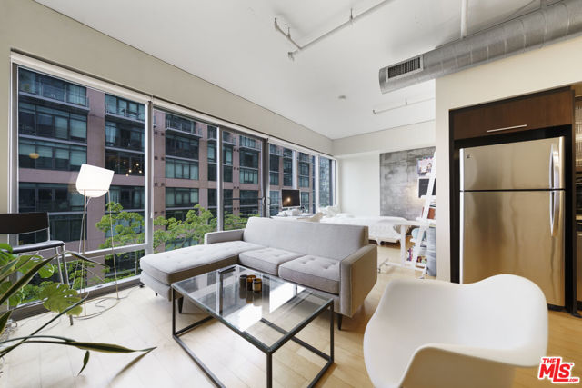 1100 S Hope Street, Los Angeles CA: https://media.crmls.org/mediaz/3951e389-530d-4708-bbdc-8a2cd28deb8e.jpg