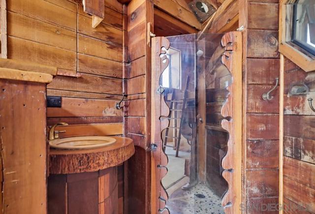 602 Starbright Ln, Alpine CA: https://media.crmls.org/mediaz/39525a46-5b46-4c57-a68e-d680b143dbf4.jpg