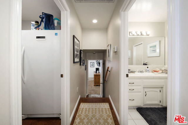 7200 Clifftop Way, Bakersfield CA: https://media.crmls.org/mediaz/3952c114-430c-4d9e-8a28-a15d4bd1eb2d.jpg