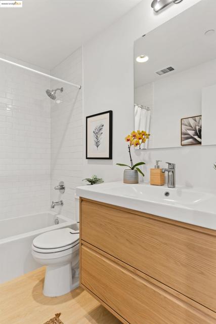 4031 Park Blvd, Oakland CA: https://media.crmls.org/mediaz/3953d969-7de1-4229-9971-8222b16972ab.jpg