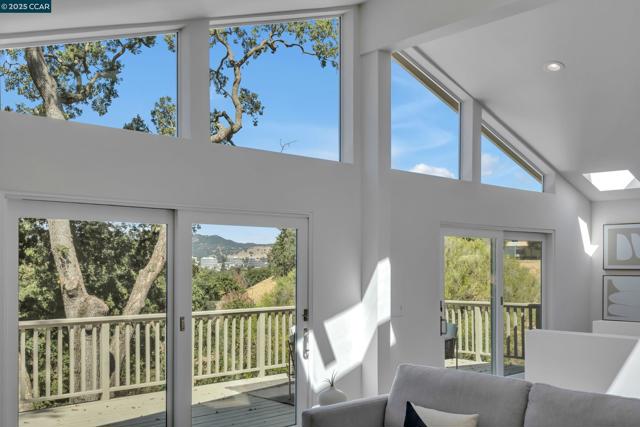 127 Caminar Way, Walnut Creek CA: https://media.crmls.org/mediaz/39543767-974a-414e-a6e3-bcb0c6401499.jpg