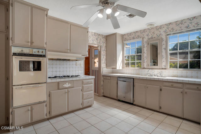 2327 Royal Avenue, Simi Valley CA: https://media.crmls.org/mediaz/395463e6-c9ff-4d8e-b67f-9dfc6dc33ceb.jpg