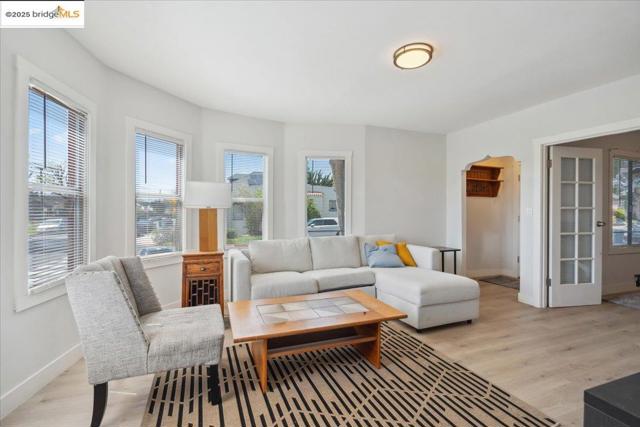 2717 Mabel St, Berkeley CA: https://media.crmls.org/mediaz/39553a6f-6a8b-4953-bf10-3fb86e645291.jpg