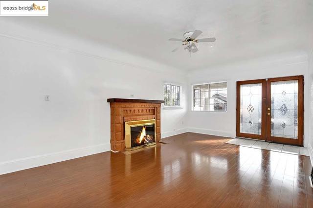 5540 E 17Th St, Oakland CA: https://media.crmls.org/mediaz/39555528-e99f-4f51-b6a0-73ac418d7443.jpg