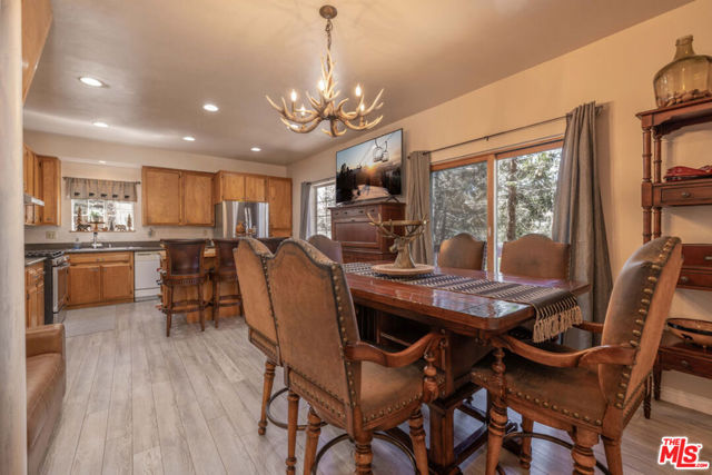 817 Grass Valley Road, Lake Arrowhead CA: https://media.crmls.org/mediaz/395632e8-2298-43b6-a394-4821be6265e1.jpg