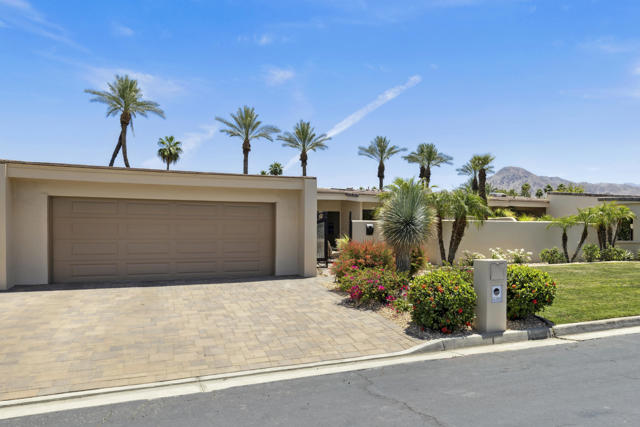 44970 Desert Horizons Drive, Indian Wells CA: https://media.crmls.org/mediaz/395633ab-6d0b-4a77-b9d3-03d10ee568c1.jpg