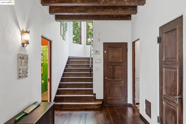 6801 Estates Dr, Oakland CA: https://media.crmls.org/mediaz/3956e9f2-6ae5-4b0c-92da-18e3d0f659c2.jpg
