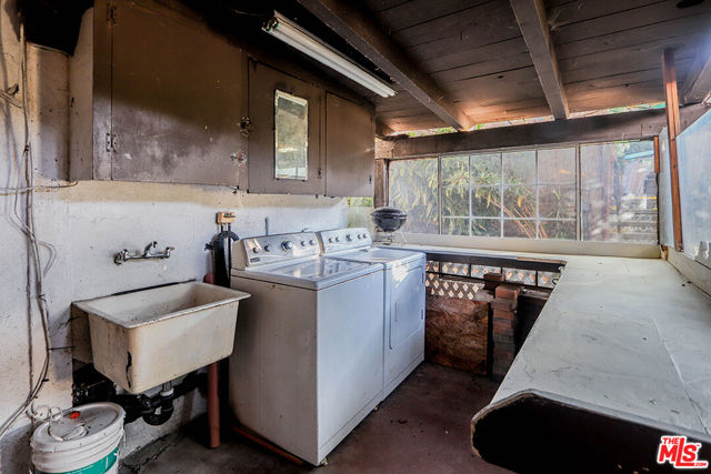 3131 & 3135 Oakcrest Drive, Los Angeles CA: https://media.crmls.org/mediaz/395747ce-7922-43c5-be09-273f7b566e96.jpg