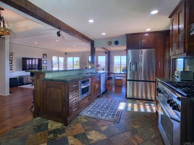 Detail Gallery Image 6 of 34 For 998 Bernita Rd, El Cajon,  CA 92020 - 3 Beds | 3 Baths