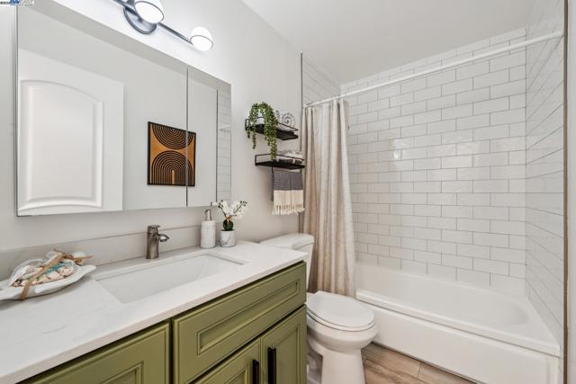 5242 Miles Avenue, Oakland CA: https://media.crmls.org/mediaz/395921b1-16f4-460e-b880-8817d5309ba4.jpg