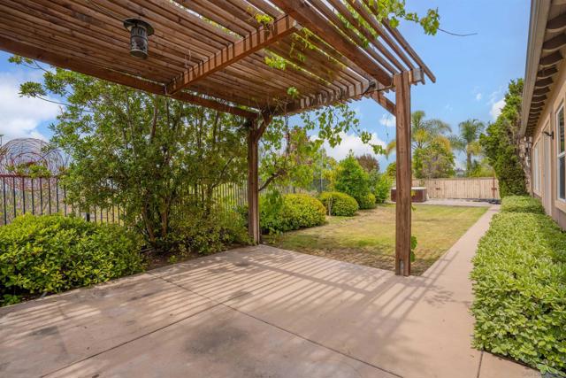 1052 Mountain Ash Ave, Chula Vista CA: https://media.crmls.org/mediaz/3959fb45-53c5-4eb8-8244-18f0798db358.jpg